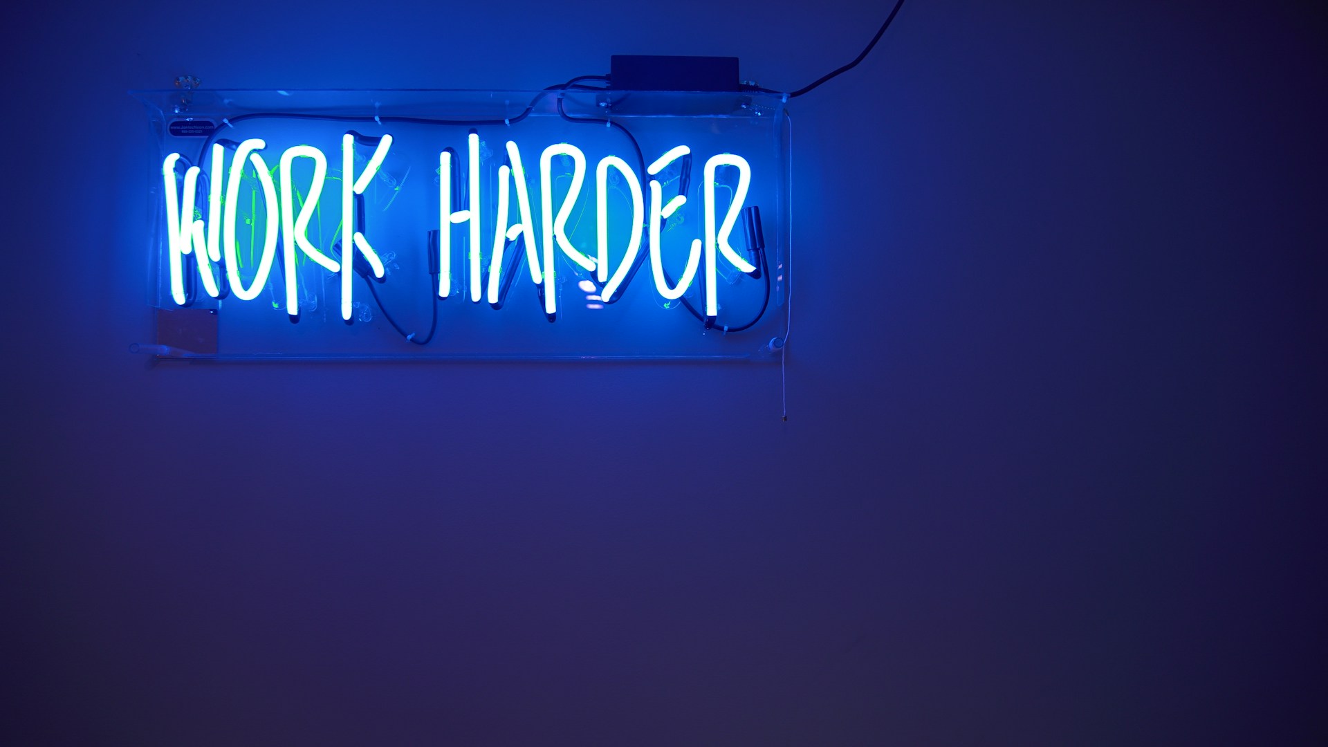 Meski berlimpah keberuntungan, usaha dan kerja keras tetap penting. (Foto: Unsplash/Jordan Whitfield)