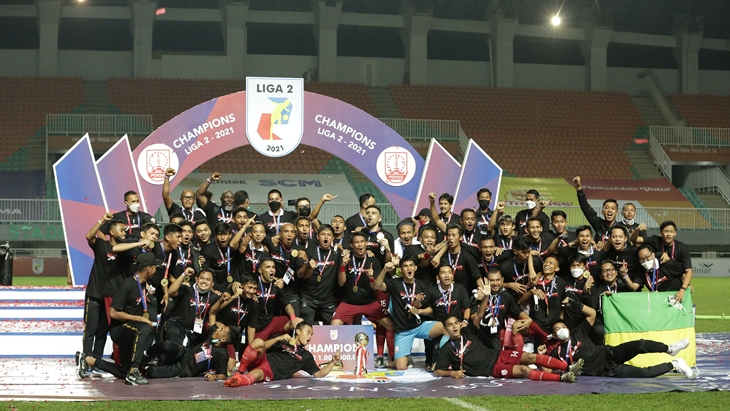 Pemain dan oficial Persis Solo merayakan juara Liga 2 di Stadion Pakansari Bogor, Jawa Barat. (MP/Official Persis Solo)