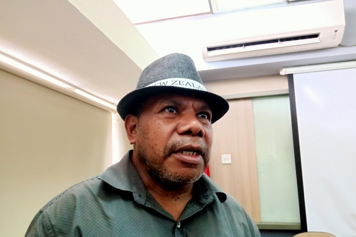   Tenaga ahli kelembagaan desk Papua Bappenas Moksen Idris Sirfefa ditemui dalam sebuah diskusi di Jakarta, Kamis (3/10/2019) (ANTARA News/Fathur Rochman)