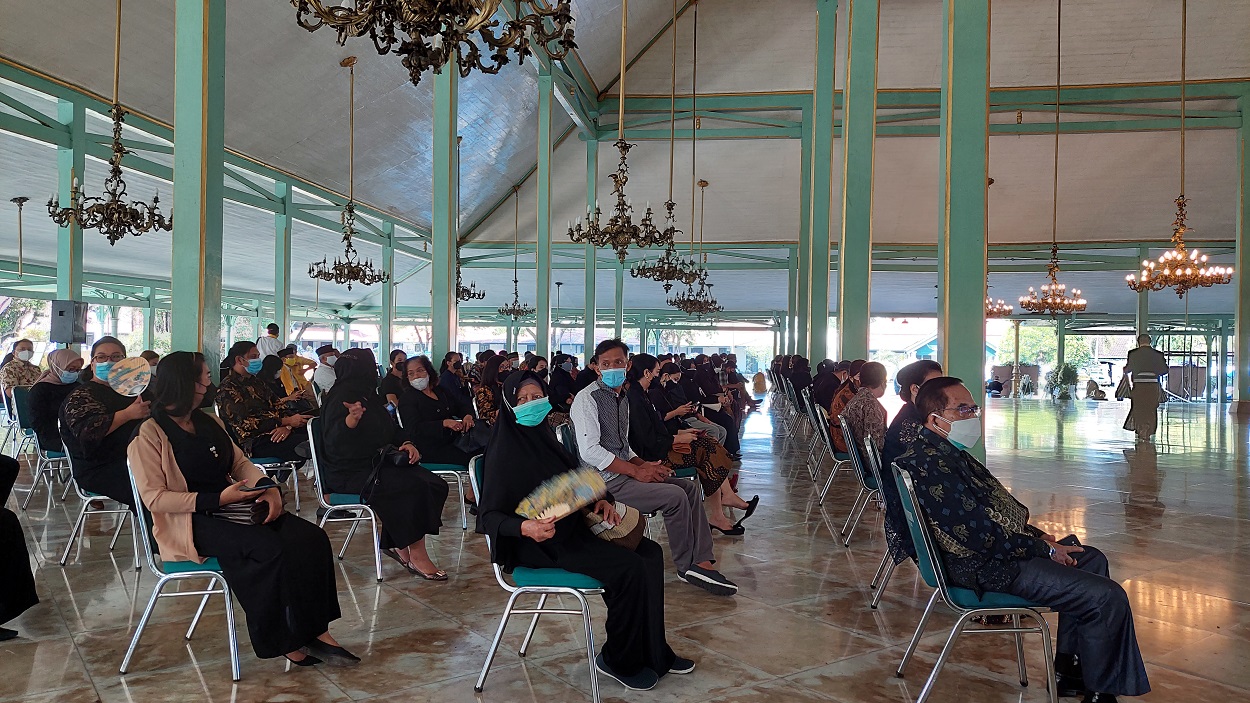 Ratusan warga melayat mengikuti prosesi pemakaman KGPAA Mangkunegara IX, Minggu (15/8). (MP/Ismail)