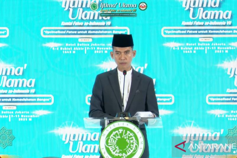 Ketua MUI Bidang Fatwa Asrorun Niam saat membuka pelaksanaan Ijtima Ulama Komisi Fatwa di Hotel The Sunan, Jakarta, Selasa (9/11/2021). (FOTO ANTARA/Asep Firmansyah/HO-Youtube-MUI TV)