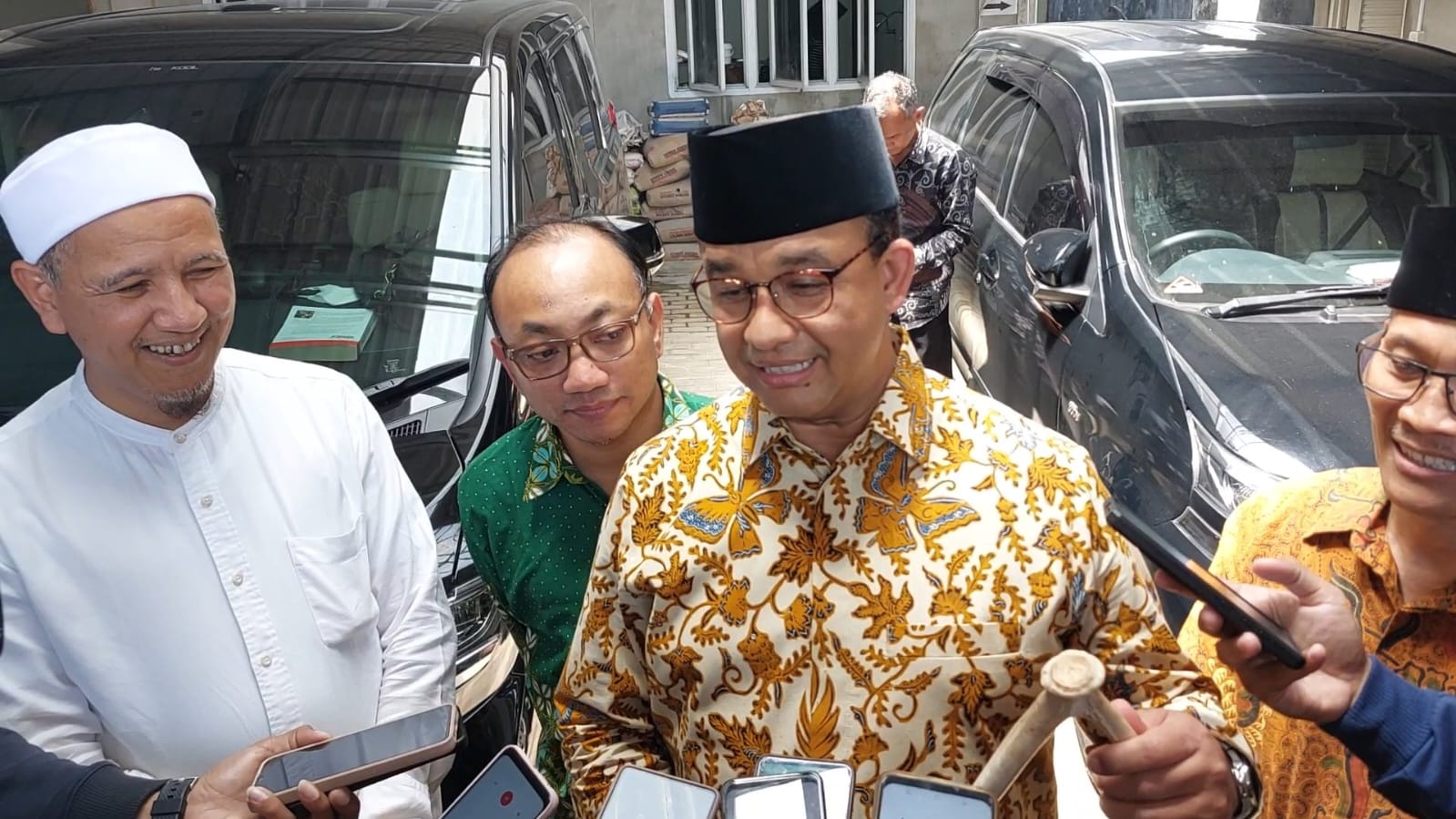 Mantan Gubernur Jakarta Anies Baswedan mendapatkan tongkat tanduk rusa dari Habib Nobel, Jumat (28/10). (MP/Ismail)