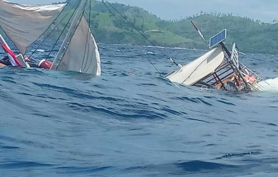 Kapal yang ditumpangi wartawan Istana dan Biro Pers terbalik di kawasan Labuan Bajo, NTT, Selasa (21/1/2020). ( Foto: Dok/Ist )