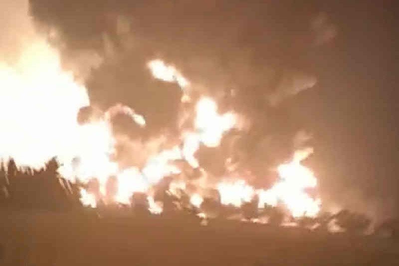 Kilang Balongan terbakar. (Foto: Antara)