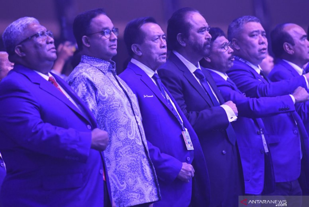 Ketua Umum Partai NasDem Surya Paloh (tengah) bersama Gubernur DKI Jakarta Anies Baswedan (kedua kiri) menghadiri pembukaan Kongres II Partai NasDem di JIExpo, Jakarta, Jumat (8/11/2019). ANTARA FOTO/