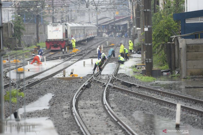 Petugas memeriksa rel kereta api yang terendam banjir di Stasiun KA Tanah Abang, Jakarta, Rabu (1/1/2020). (ANTARA FOTO/NOVA WAHYUDI)
