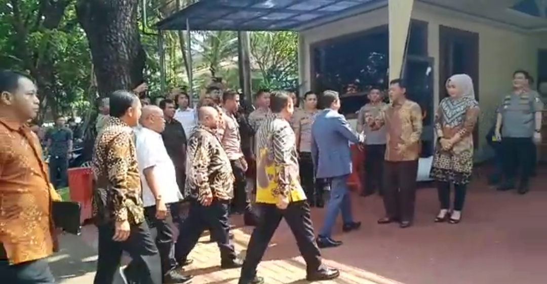 Pimpinan dan anggota Komisi III DPR RI tiba di kediaman calon tunggal Kapolri, Komjen Idham Azis hari ini, Rabu (30/10). Foto: MP/Kanu