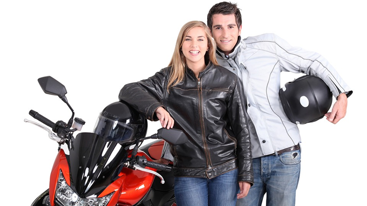 Pasangan berkendara sepeda motor. (Pixabay/ peterlesliemorris)