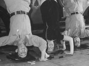 Unik, Ternyata Pernah Ada Pekan Berdiri dengan Kepala di Bawah 