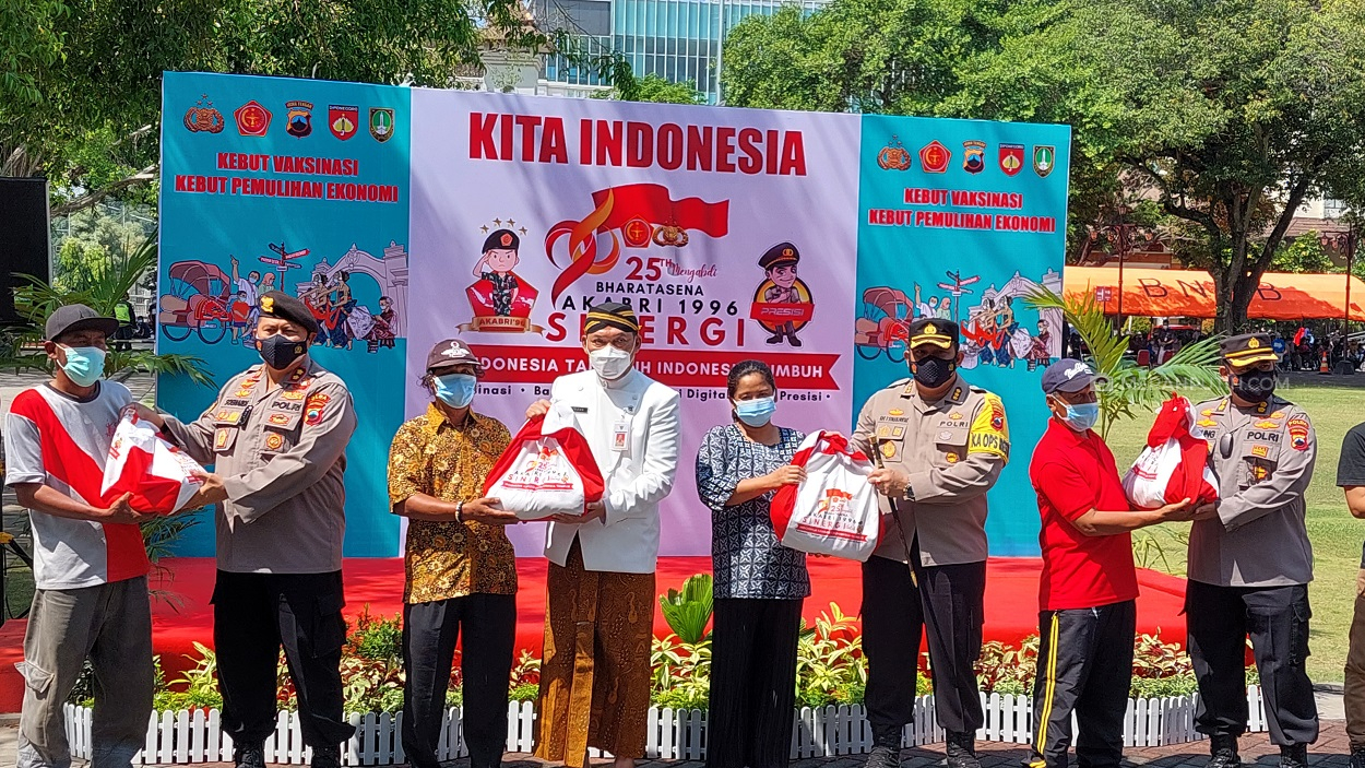 Alumni Akabri 96 Salurkan 3.300 Paket Sembako dan Vaksin 10.000 Orang