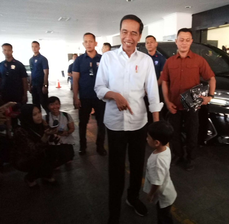  Presiden Jokowi dan Jan Ethes Srinarendral menjenguk, La Lembah Manah di RS PKU Muhammadiyah Solo, Sabtu (16/11). (MP/Ismail)