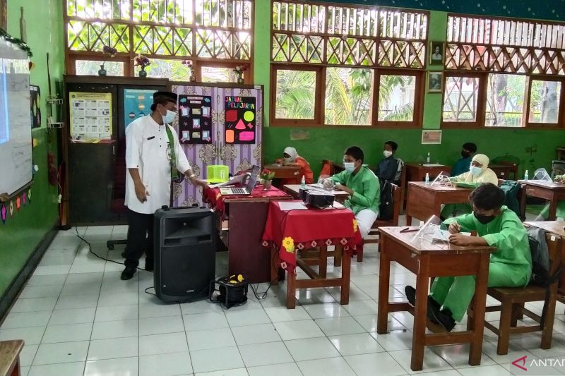 Anies Terbitkan Kepgub PPKM Level 2 di Jakarta, PTM Tetap 100 Persen