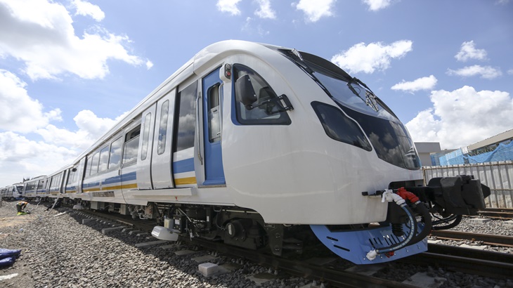 Pekerja memeriksa gerbong Light Rail Transit (LRT) di Depo LRT Jakabaring, Palembang, Sumatera Selatan (ANTARA FOTO/Nova Wahyudi)
