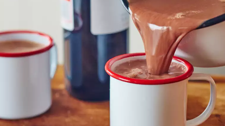 Coklat panas anggur merah. (Image credit: Lauren Volo)