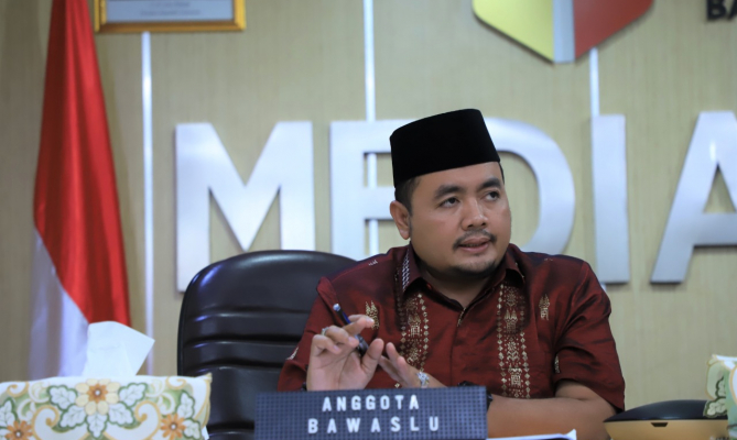 Koordinator Divisi Sosialisasi dan Pengawasan Bawaslu M Afifuddin saat memberikan keterangan pers tentang IKP Pilkada 2020 Termutakhir secara daring di Media Center Bawaslu, Jakarta, Selasa 22 September 2020/Foto: Irwan (Humas Bawaslu RI)