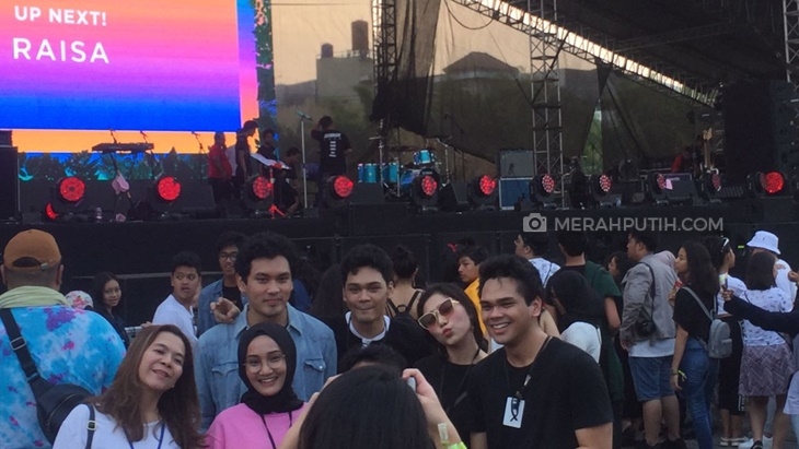 Bersahabat, Isyana Temani Raisa Manggung di WTF 2017