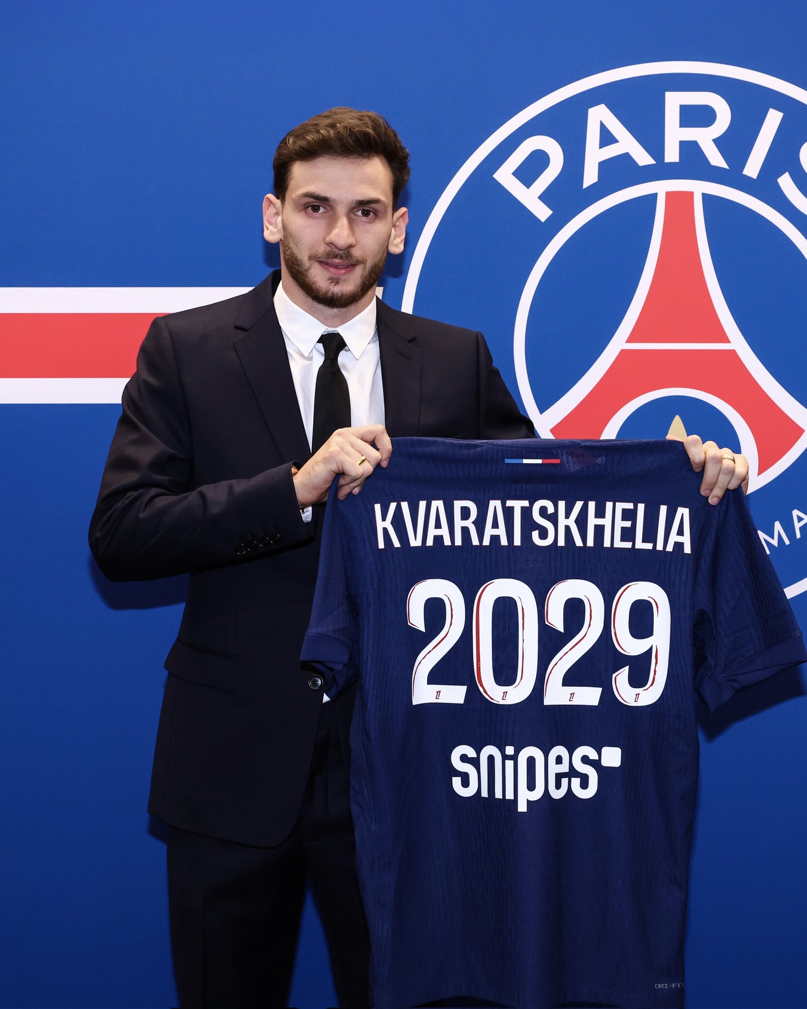 Khvicha Kvaratskhelia Resmi Berseragam PSG