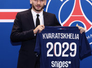 Khvicha Kvaratskhelia Resmi Berseragam PSG