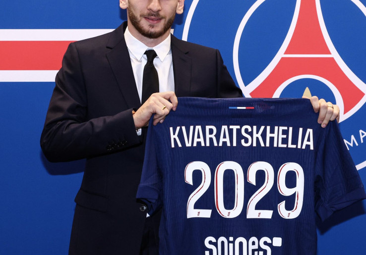Khvicha Kvaratskhelia Resmi Berseragam PSG