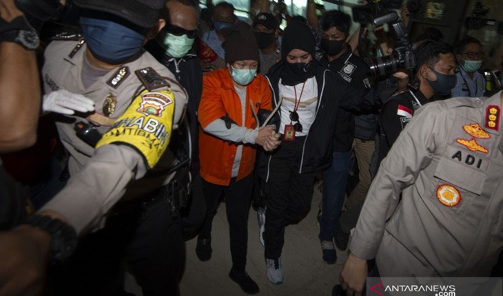Maria Pauline Lumowa (tengah) berjalan dengan kawalan polisi usai tiba di Bandara Internasional Soekarno-Hatta. ANTARA FOTO/Aditya Pradana Putra