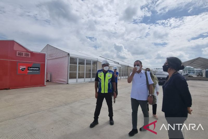 Tim tenaga profesional KSP memantau dan memastikan kesiapan fasilitas pendukung di Sirkuit Mandalika, Lombok Tengah, Nusa Tenggara Barat, Rabu (9/3). ANTARA/HO-Kantor Staf Presiden