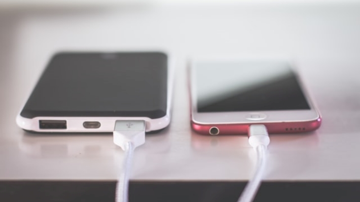 Persaingan antar produsen ponsel pintar belum berakhir. (Foto: Unsplash/Steve Johnson)