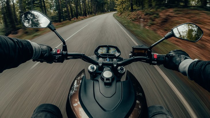 Sepeda Motor Aman Berhadapan dengan Truk atau Bus