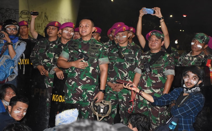 Pasukan TNI saat mengawal demo mahasiswa