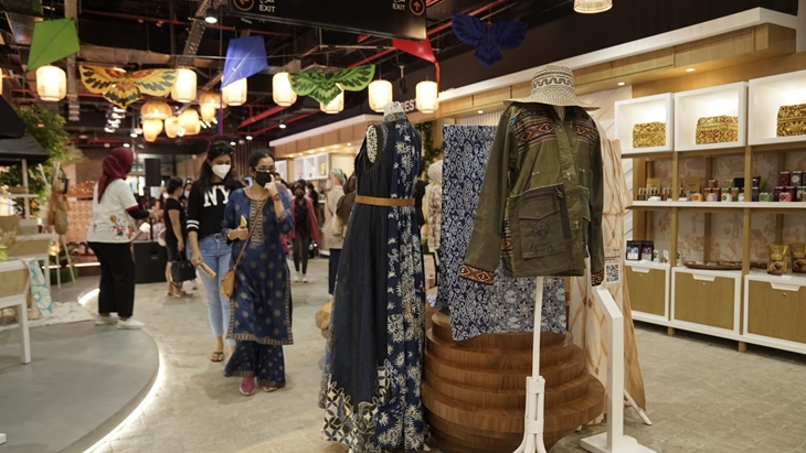 Produk-produk Jabar yang dipamerkan dalam Paviliun Indonesia di Dubai Expo 2020. (Foto: MP/Humas Jabar)