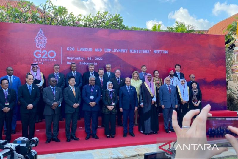 Menaker RI Ida Fauziyah (tengah) berfoto bersama para menteri buruh dan tenaga kerja anggota G20 dan negara undangan usai pertemuan LEMM G20 di Kabupaten Badung, Provinsi Bali, Rabu (14/9/2022) (FOTO ANTARA/Prisca Triferna)