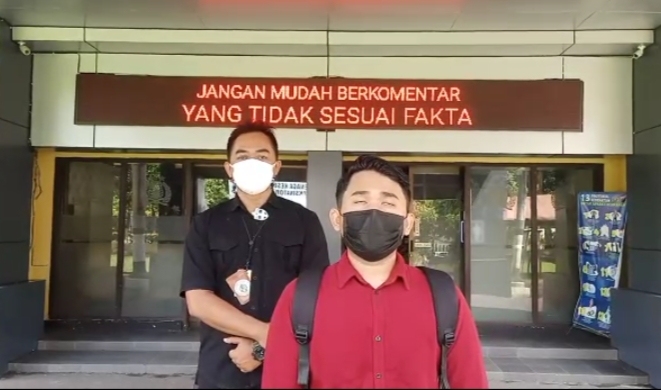 Seorang warga berisial AA asal Slawi, Tegal, Jawa Tengah setelah berkomentar berisi hoaks meminta maaf di Mapolresta Surakarta, Senin (15/3). (MP/Ismail)