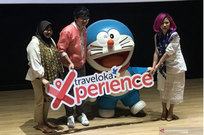 Head of Marketing Traveloka Xperience, Terry Santoso (kedua dari kiri) bersama Regional Director of Animation International, Helena Irma (keempat dari kiri), dalam temu media di Jakarta, Senin (2/12/2019). (ANTARA/Arindra Meodia) 