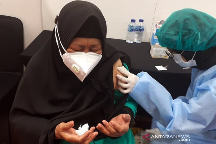 Seorang lansia berdoa saat sedang menjalani suntikan dosis pertama vaksin COVID-19 di kawasan Gelora Bung Karno (GBK) Jakarta pada Minggu (12/9/2021). ANTARA/Andi Firdaus/am.