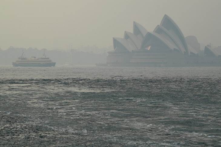 Gedung Opera Sydney tetap terlihat meskipun kebakaran hutan di New South Wales menyelimuti kawasan CBD di Sydney, Australia, Selasa (10/12/2019). (REUTERS/STRINGER)