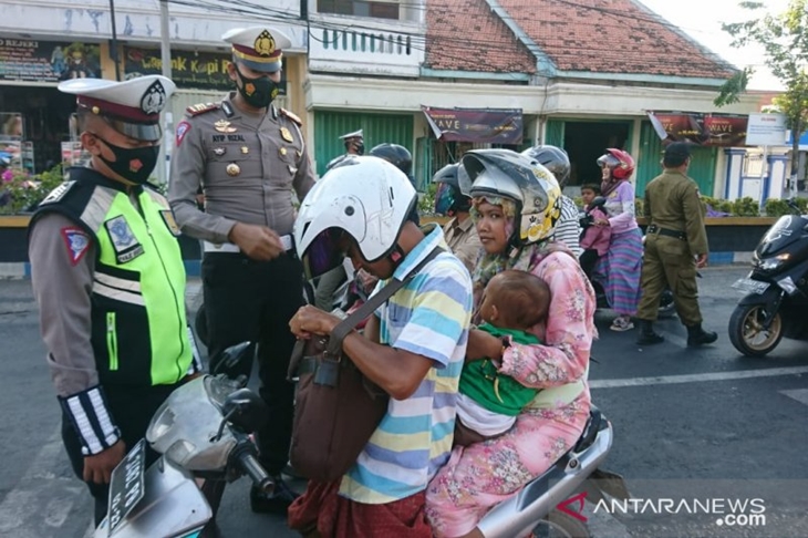 Razia penegakan disiplin protokol kesehatan dalam rangka mencegah penyebaran COVID-19 di Kabupaten Sampang, Madura, Jawa Timur. (ANTARA/Abd Aziz)