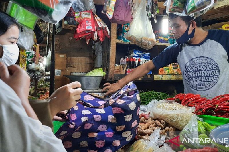 Pedagang sayur melayani pembeli yang berbelanja menggunakan kantong belanja ramah lingkungan di Pasar Tebet Barat, Jakarta Selatan, Senin (20/7/2020). (ANTARA/Laily Rahmawaty)