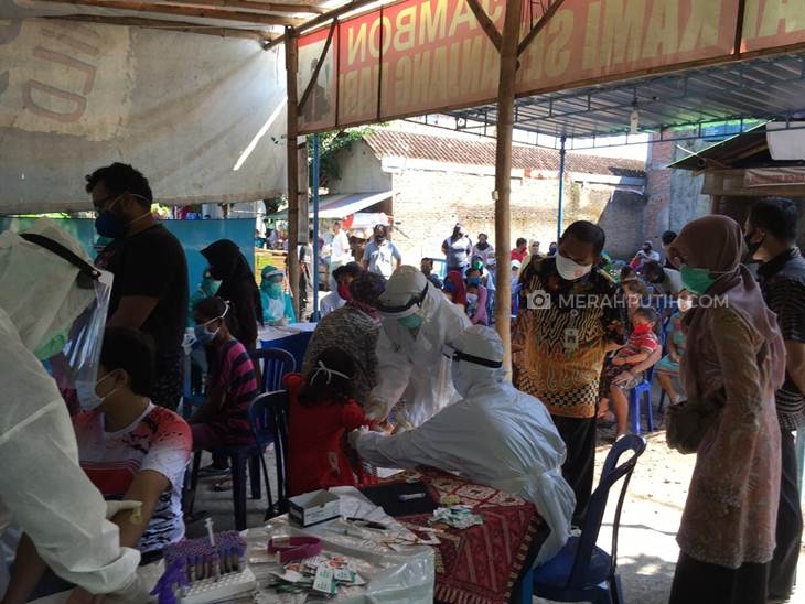 Ratusan warga Kelurahan Joyotakan, Kecamatan Serengan, Solo, Jawa Tengah jalani rapid test massal, Rabu (20/5). (MP/Ismail) 