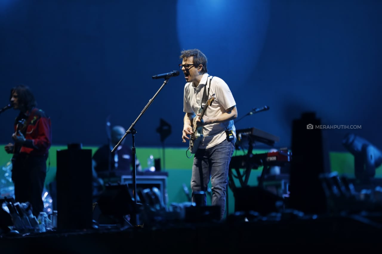Kala Vokalis Weezer Terpapar Demam Cepmek