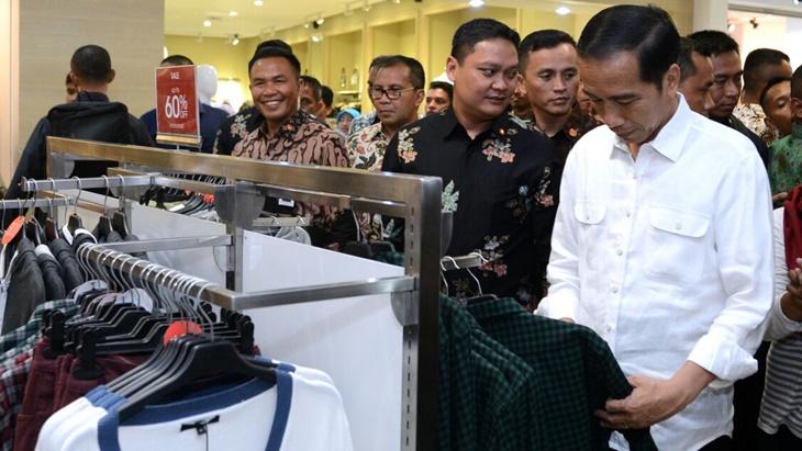 Presiden Sapa Pengunjung Mal di Makassar
