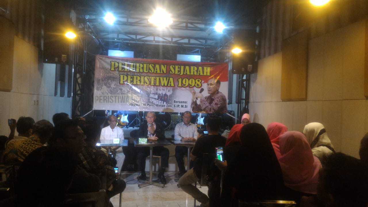 Mayor Jenderal Purnawirawan TNI Kivlan Zen dalam diskusi 'Pelurusan Sejarah 1998' di Wedangan Jagongan, Kelurahan Sriwedari, Kecamatan Laweyan, Solo, Jawa Tengah, Kamis (28/3) malam. (MP/Ismail)