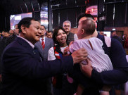 Momen Prabowo Swafoto Bersama Bintang Bulu Tangkis Greysia Polii di Paris