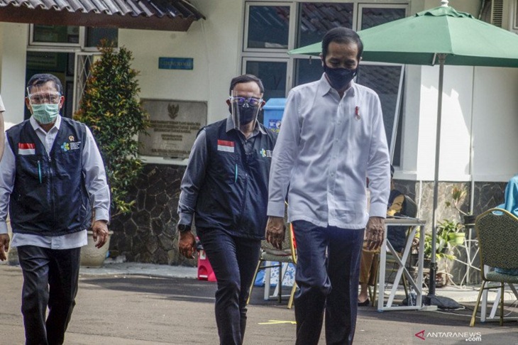 residen Joko Widodo (kanan) didampingi Menteri Kesehatan Terawan Agus Putranto (kiri) dan Wali Kota Bogor Bima Arya (tengah) usai meninjau simulasi pemberian vaksin COVID-19, di Puskesmas Tanah Sareal, Kota Bogor, Jawa Barat, Rabu (18/11/2020). Dalam kunjungannya, Jokowi meninjau satu persatu tahapan simulasi pemberian vaksin COVID-19, dan juga meminta pada saat vaksinasi nanti lebih sempurna sehingga aman, cepat dan memperhatikan protokol kesehatan. ANTARA FOTO/Yulius Satria Wijaya/foc.