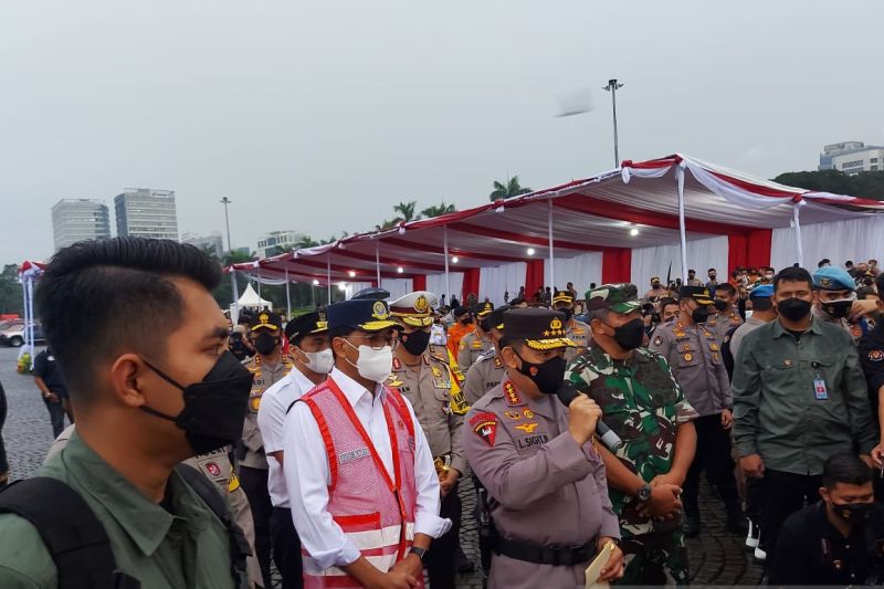 Kapolri Jenderal Pol. Listyo Sigit Prabowo didampingi Menteri Perhubungan Budi Karya Sumadi memberikan keterangan pers usai Apel Gelar Pasukan Operasi Ketupat 2022 di Monas, Jakarta Pusat, Jumat (22/4/2022). (ANTARA/Mentari)