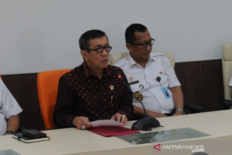 Menteri Hukum dan HAM Yasonna Laoly (kiri) dalam jumpa pers di Kementerian Hukum dan HAM, Jakarta, Rabu (22/1/2020) (ANTARA News/Fathur Rochman)