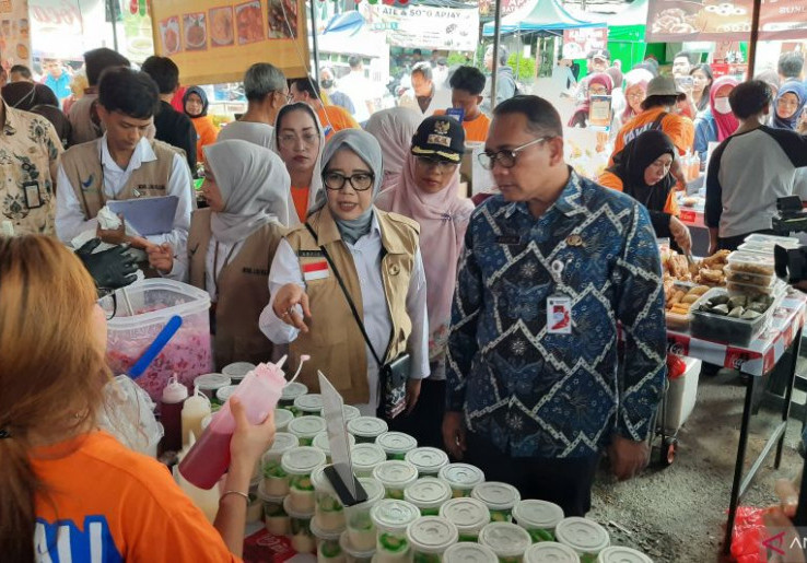 Kabar Buruk Buat Pemburu Takjil, Satu Sampel Bolu di Pasar Benhil Terbukti Pakai Bahan Cat Kayu