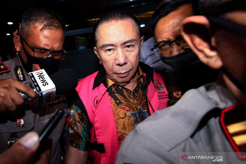 Terpidana kasus korupsi pengalihan hak tagih (cessie) Bank Bali Djoko Tjandra berjalan seusai menjalani pemeriksaan di Gedung Bundar Kompleks Gedung Kejakasaan Agung, Jakarta, Senin (31/8/2020). ANTARA FOTO/ Adam Bariq/wpa/hp.