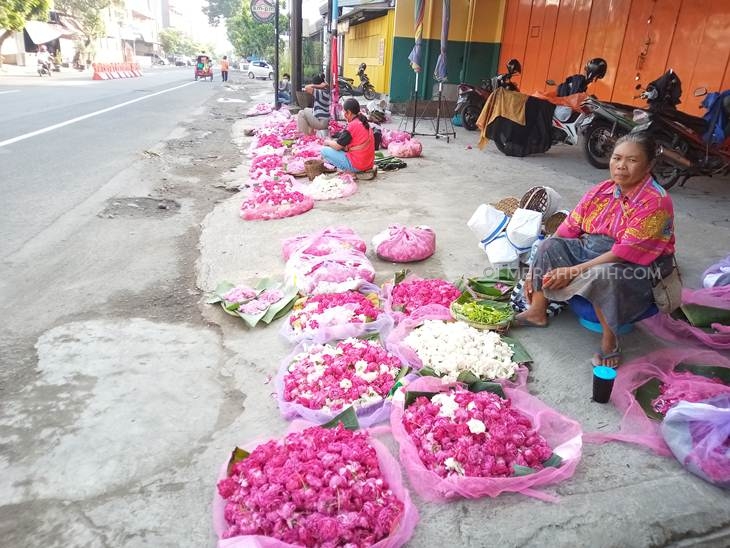 Penjual bunga tabur di Pasar Kembang Solo, Jawa Tengah ikut terdampak sepinya penjualan akibat wabah COVID-19, Selasa (14/4). (MP/Ismail)   