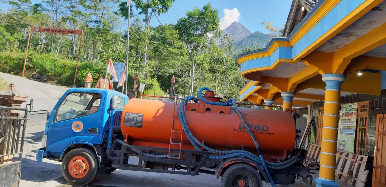 BPBD Klaten, Jawa Tengah memberikan bantuan air bersih ke rumah warga di Desa Bandungan dan Desa Temuireing, Kecamatan Jatinom, Kabupaten Klaten, Jawa Tengah, Minggu (23/6). (MP/Ismail) 