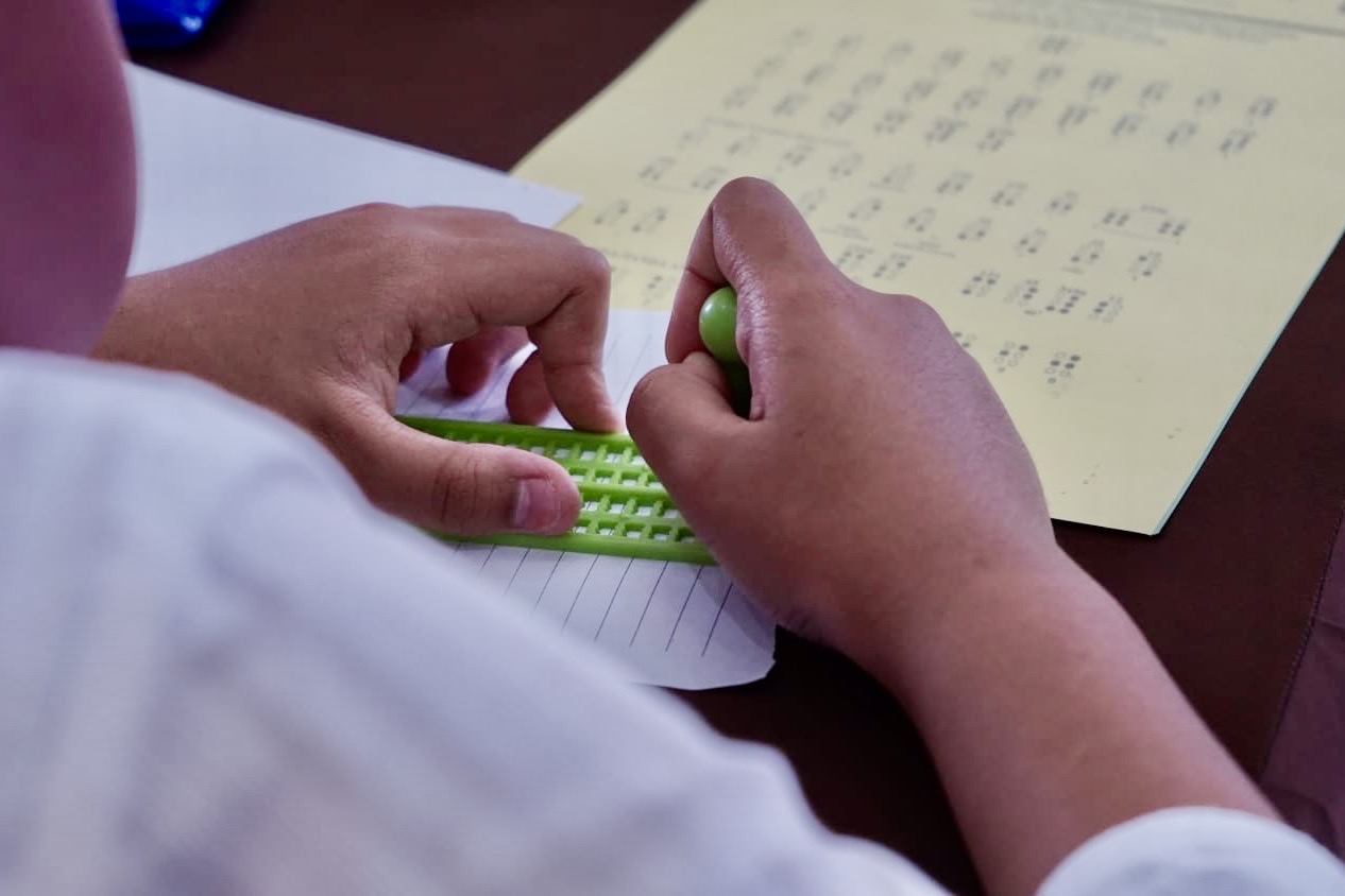 Sejarah Lahirnya Tulisan Braille: Perjalanan Panjang Inovasi untuk Tunanetra