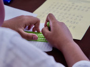 Sejarah Lahirnya Tulisan Braille: Perjalanan Panjang Inovasi untuk Tunanetra
